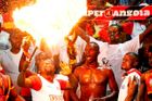 Vítězství nad Malawi fanoušci oslavovali dlouho do noci bengálskými ohni.