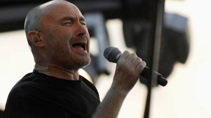 Bubeník a zpěvák legendární kapely Genesis Phil Collins na koncertě, který se konal 20. června v Praze.