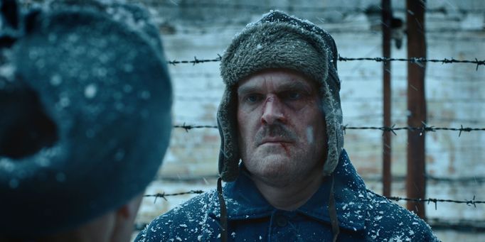 David Harbour jako Jim.