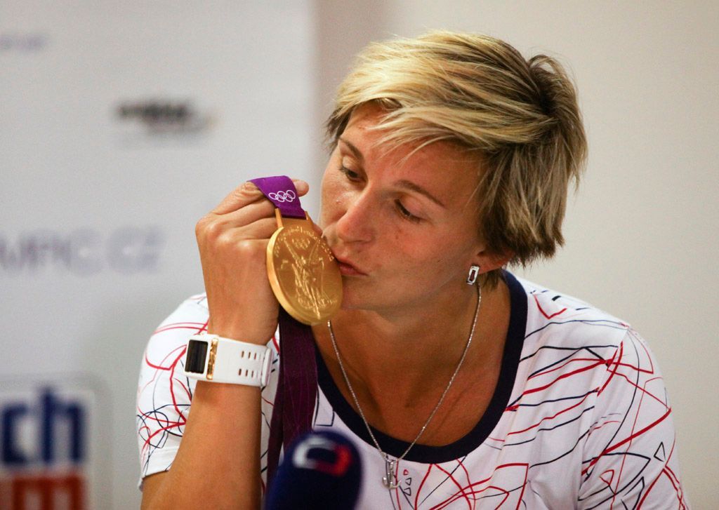Česká oštěpařka Barbora Špotáková pzuje se zlatou medailí po příjezdu z OH 2012 v Londýně.