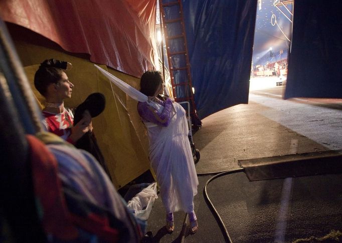 Aerial Divas Petya (L) and Xan wait backstage before their performance during the Cole Brothers Circus of the Stars show in Myrtle Beach, South Carolina, March 31, 2013. Traveling circuses such as the Cole Brothers Circus of the Stars, complete with its big top tent, set up their tent city in smaller markets all along the East Coast of the United States as they aim to bring the circus to rural areas. The Cole Brothers Circus, now in its 129th edition, travels to 100 cities in 20-25 states and stages 250 shows a year. Picture taken March 31, 2013. REUTERS/Randall Hill (UNITED STATES - Tags: SOCIETY ENTERTAINMENT) Published: Dub. 1, 2013, 7:02 odp.