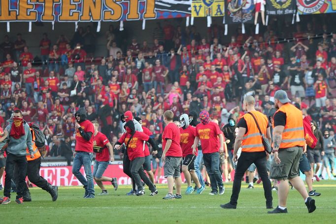 EPL, Sparta-Slavia: fanoušci na hřišti