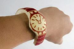 Apple představil nové hodinky. A internet se směje