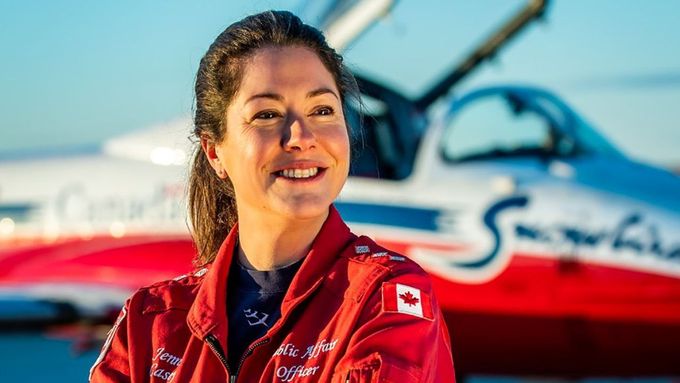 Pilotka akrobatické skupiny Snowbirds Jennifer Caseyová, která zahynula při nehodě nedaleko letiště kanadského města Kamploops.
