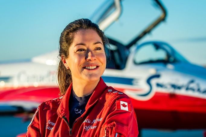 Pilotka akrobatické skupiny Snowbirds Jennifer Caseyová, která zahynula při nehodě nedaleko letiště kanadského města Kamploops.