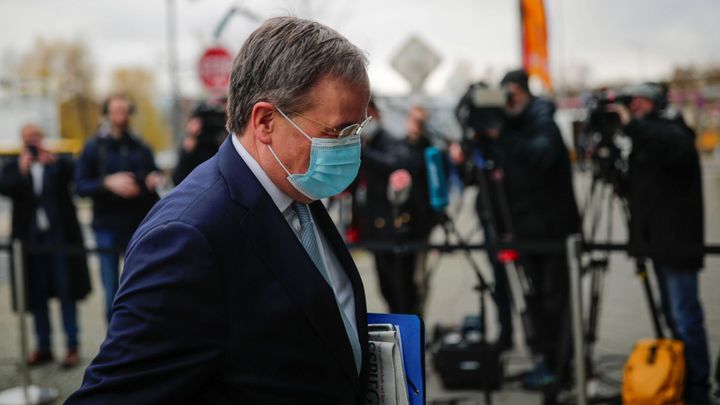 Problémy nástupců Merkelové. Další kandidát na kancléře přiznal opisování v knize; Zdroj foto: Reuters