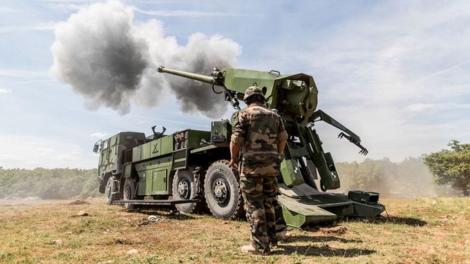Strategická zakázka na nové houfnice začíná být stále tajemnější. Byť obrana slibuje, že vše jde dle plánu, k řadě potíží se odmítá kdokoliv vyjádřit.