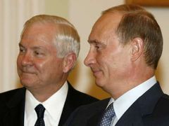 Robert Gates a Vladimir Putin. Zdvořilé úsměvy, ledové mlčení