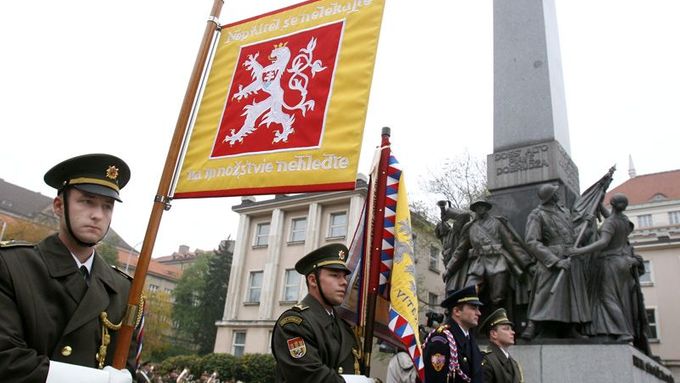 Národní památník na Vítkově je v rekonstrukci, k položení věnců tak letos posloužil památník československých legionářů na břehu Vltavy.