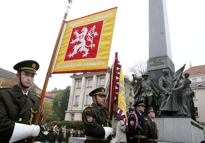 Národní památník na Vítkově je v rekonstrukci, k položení věnců tak letos posloužil památník československých legionářů na břehu Vltavy.