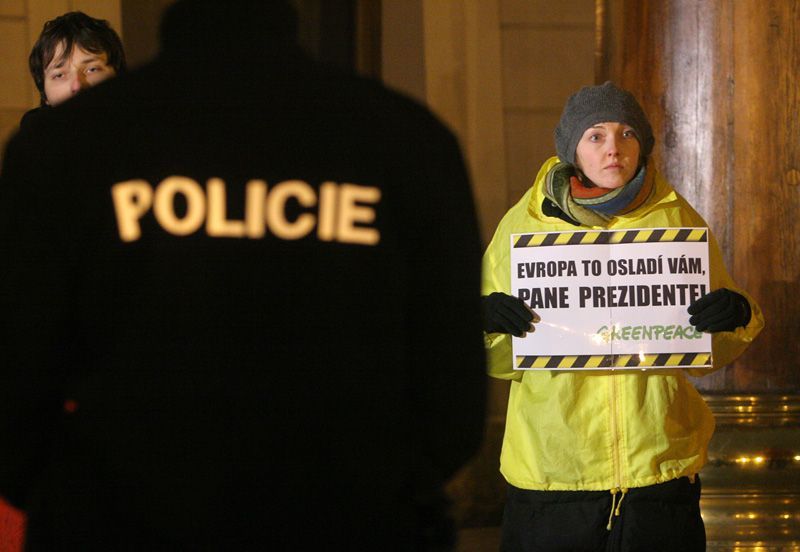 Greenpeace věší vlajku EU na Hradě