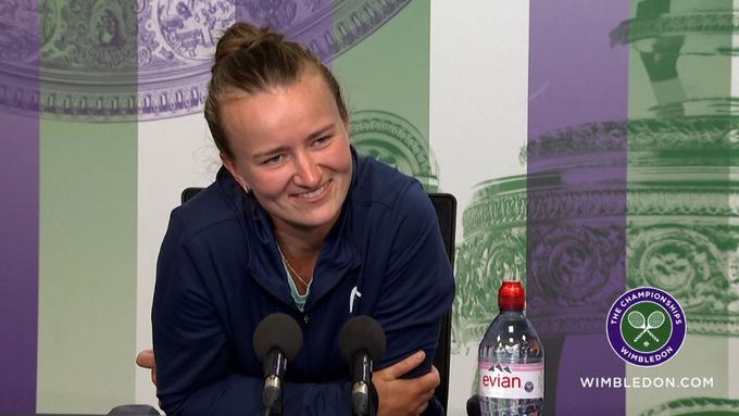 "Půjdu se podívat, jak to holky na trávě hrají," říká Krejčíková před svým prvním Wimbledonem