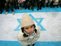 Izrael uzavřel se dvěma svými sousedy mír. Obyvatelstvo v Jordánsku a Egyptě je však k němu dle průzkumů ještě nepřátelštější než jinde v arabském světě