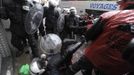 Arcelor Mittal workers from several Liege steel plants clash with riot policemen during a demonstration outside the Walloon Region parliament in Namur January 29, 2013. Arcelor Mittal, the world's largest steel producer, plans to shut a coke plant and six finishing lines at its site in Liege, Belgium, affecting 1,300 employees, the group said last week. REUTERS/Laurent Dubrule (BELGIUM - Tags: CIVIL UNREST BUSINESS COMMODITIES) Published: Led. 29, 2013, 1:34 odp.