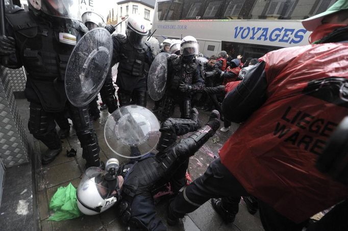 Arcelor Mittal workers from several Liege steel plants clash with riot policemen during a demonstration outside the Walloon Region parliament in Namur January 29, 2013. Arcelor Mittal, the world's largest steel producer, plans to shut a coke plant and six finishing lines at its site in Liege, Belgium, affecting 1,300 employees, the group said last week. REUTERS/Laurent Dubrule (BELGIUM - Tags: CIVIL UNREST BUSINESS COMMODITIES) Published: Led. 29, 2013, 1:34 odp.