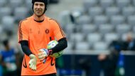 A jde se na to. Petr Čech si upravuje rukavice, tenhle trénink bude mít zvláštní příchuť. Atmosféra před finálovým zápasem Ligy mistrů je jistě nervózní.