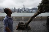 Ničivý živel v Hongkongu vyvrátil stovky stromů.