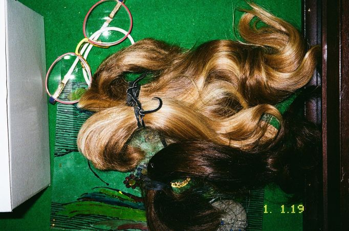 Marie Tomanová: My Hair, My Sister’s Hair, 2019. Snímek z cyklu It Was Once My Universe.