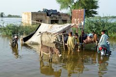 Velké sucho v Evropě a smrtící povodně v Pákistánu. Srpen byl měsíc extrémního počasí