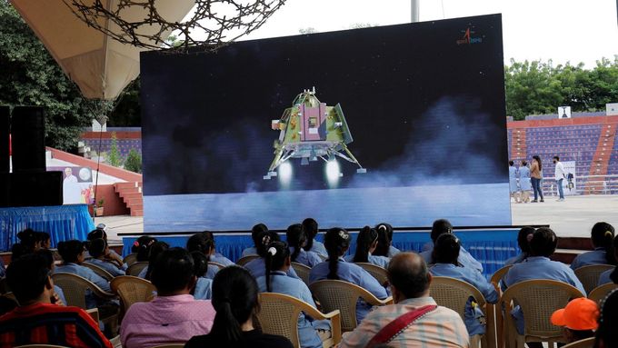 Lidé v Indii pozorují přistání modulu na Měsíci.