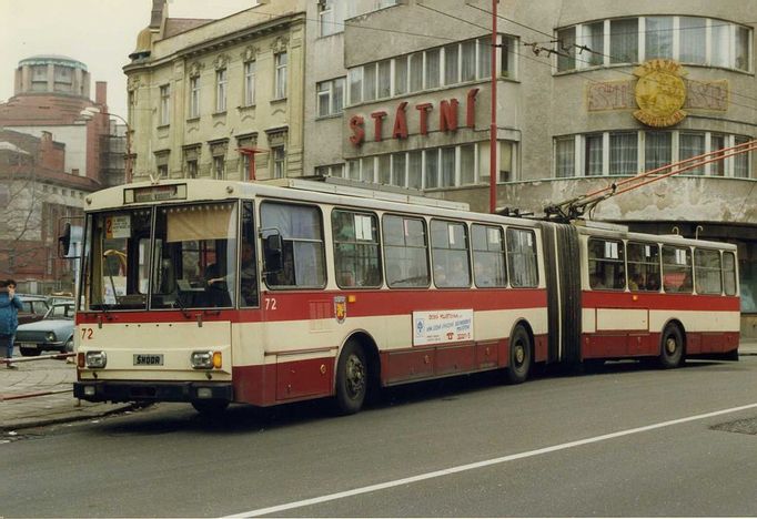 Škoda 15Tr je kloubový trolejbus vyráběný v letech 1988-1995 podnikem Škoda Ostrov. Vychází z typu 14Tr. Od roku 1995 se vyráběla modernizovaná verze Škoda 15TrM. Snímek pořízen v centru Hradce Králové v roce 1992.