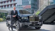 Torsten Müller-Ötvös, šéf automobilky Rolls-Royce, a model Cullinan.