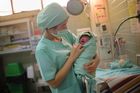 Žena porodila v únoru chlapečka a v březnu dvojčata. Lékaři jí našli dvě dělohy