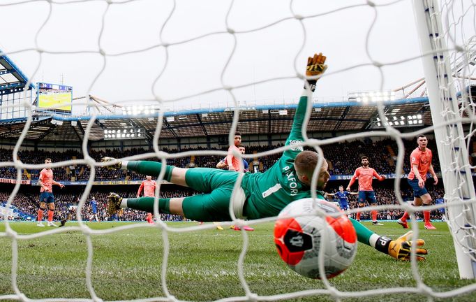 Soccer Football - Premier League - Chelsea v Everton - Stamford Bridge, London, Britain - March 8, 2020  Chelsea's Mason Mount scores their first goal    REUTERS/David Kl