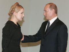 Putin a Tymošenková 17. ledna 2009 po podpisu smlouvy, za kterou nyní ukrajinské expremiérce hrozí vězení.