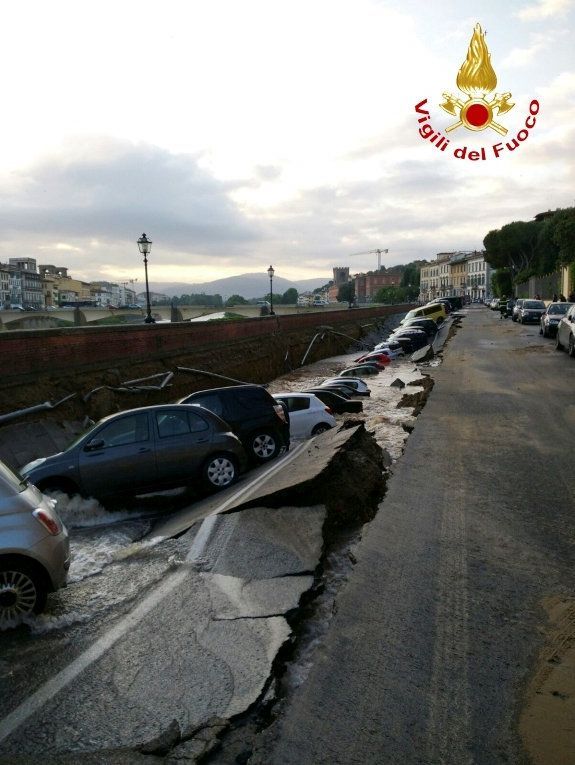 Propadlá silnice, Florencie, Itálie