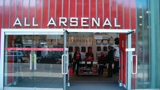 Jeden ze dvou fan shopů uvnitř Emirates Stadium. V těsném sousedství je muzeum. Unitř fan shopu se smí fotografovat jen se speciálním povolením.