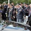 Veteráni salutují autu odvážejícímu rakev Františka Peřiny