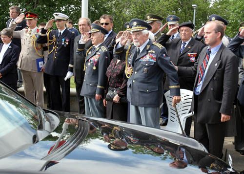 Veteráni (uprostřed generál František Fajtl) salutují autu odvážejícímu rakev Františka Peřiny.
