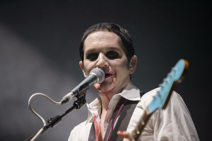 Zpěvák a kytarista Brian Molko na snímku z koncertu Placeba, Německo, 2016.