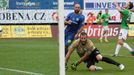 Nezmar a Bičík sledují míč po střele Lafaty v utkání Jablonec - Liberec.