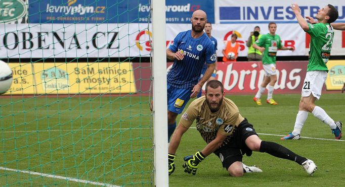 Nezmar a Bičík sledují míč po střele Lafaty v utkání Jablonec - Liberec.