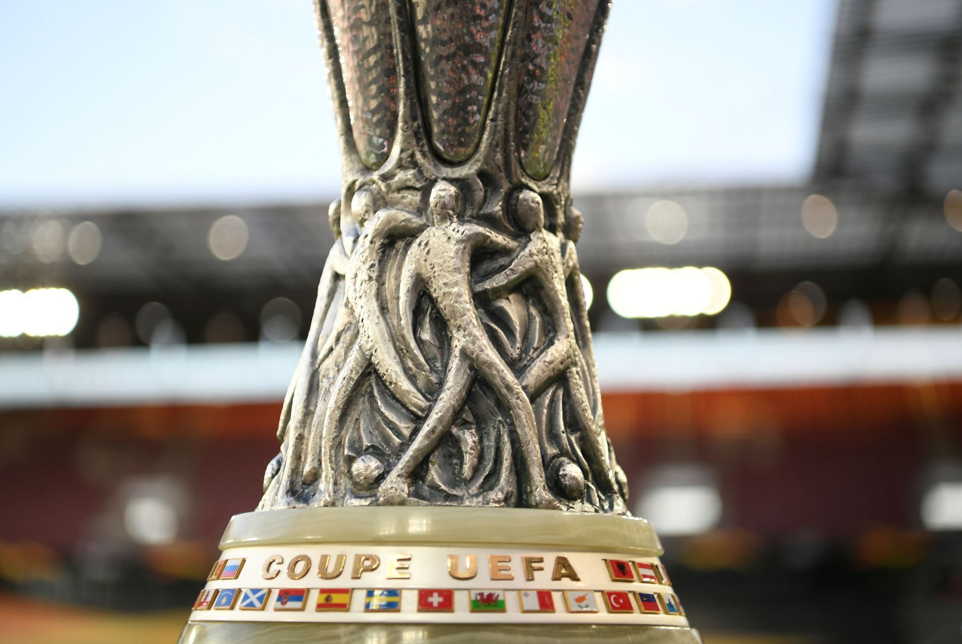 Trofej pro vítěze Evropské ligy vystavená před finále Sevilla - Inter Milán