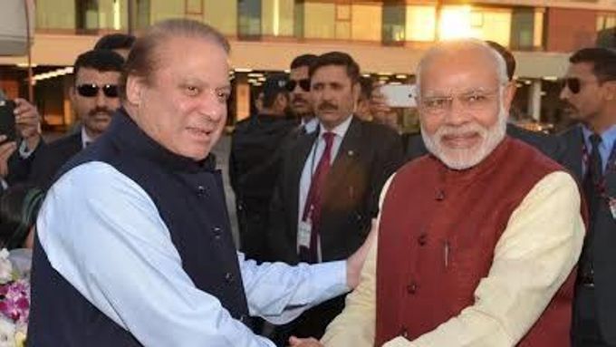 Pákistánský premiér Naváz Šaríf se svým indickým protějškem Naréndrou Módím.