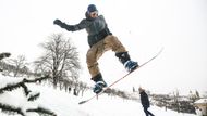 Nedaleko měli skokánek u sochy Karla Hynka Máchy snowboardisté.