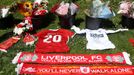 Fanoušci Liverpoolu si před Anfield Stadium připomínají zesnulého Dioga Jotu.