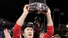 Baseballista Philadelphie Chase Utley drží trofej pro vítěze Světové série po vítězství nad Tampou Bay.