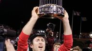 Baseballista Philadelphie Chase Utley drží trofej pro vítěze Světové série po vítězství nad Tampou Bay.