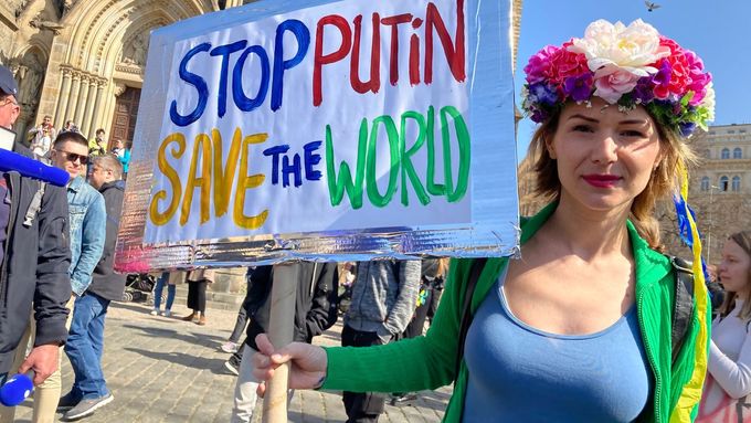 Rusové v Česku v březnu protestovali proti okupaci Ukrajiny. Obliba obou států ale není u Čechů vysoká.
