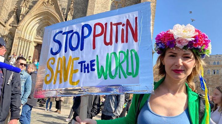 Zastavte Putina, zachraňte svět. Tři tisíce Rusů protestovaly v Praze proti válce; Zdroj foto: Radek Bartoníček