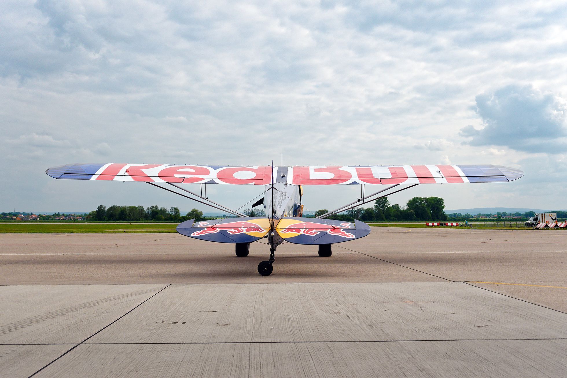 Pilot Łukasz Cziepiela a jeho letadlo, se kterým přistál na střeše mrakodrapu Burž al-Arab, Aviatická pouť Pardubice, květen 2023