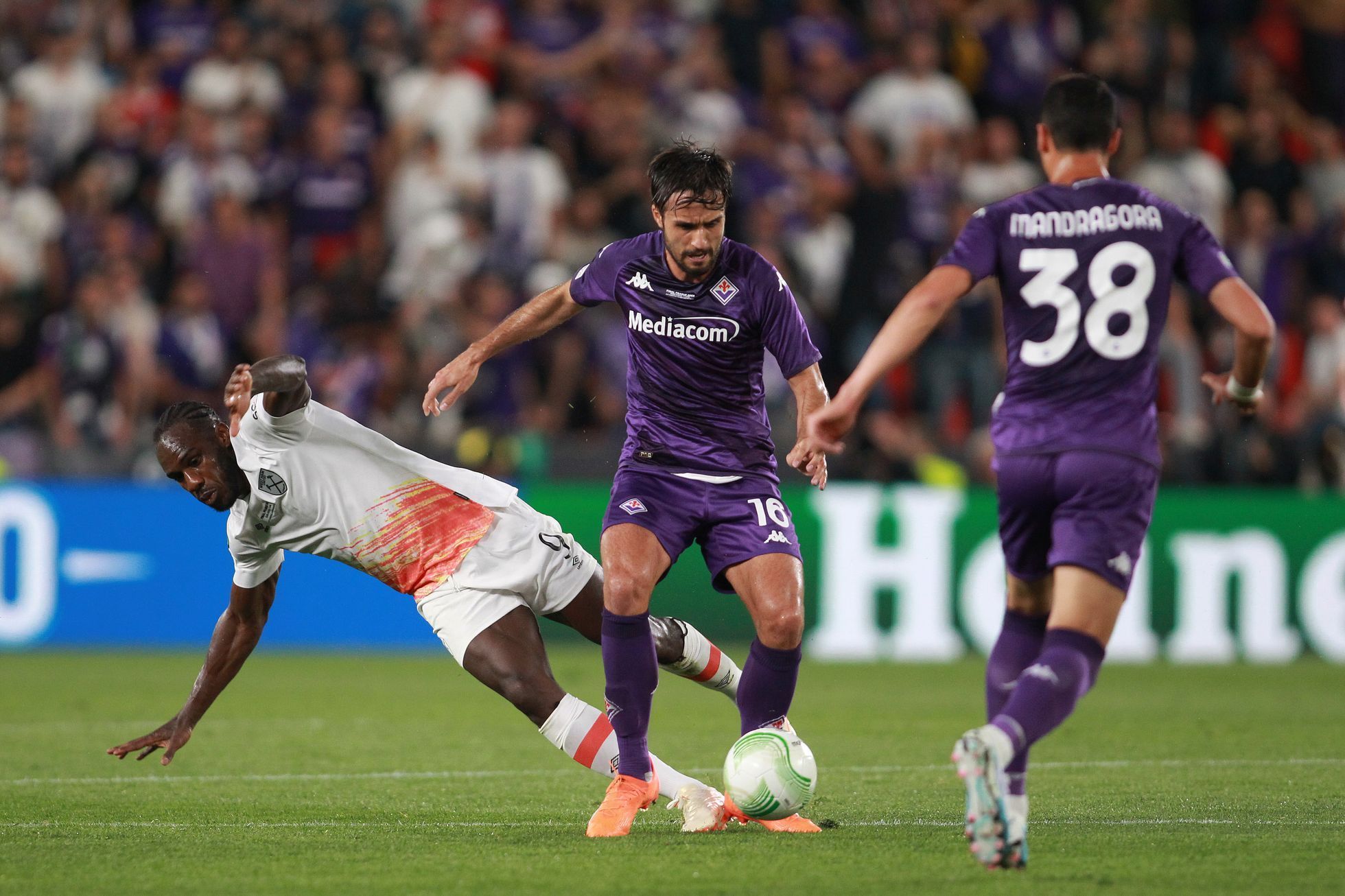 Michail Antonio a Luca Renieri ve finále Konferenční ligy Fiorentina - West Ham