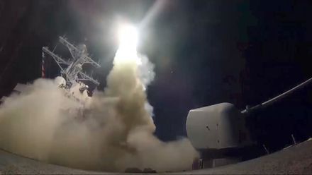 Video: Tak vypadalo odpálení desítek amerických střel Tomahawk při trestném úderu na Bašára Asada