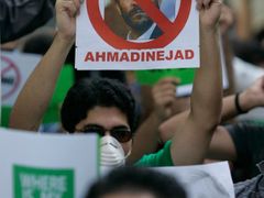 Írán protestuje proti volbě Ahmadínežáda