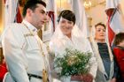 Davit Bagrationi Mukhran, současná hlava gruzinské královské rodiny, a princezna Anna Bagrationi Gruzinsky při svatebním obřadu před katedrálou Svaté trojice v Tbilisi.