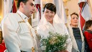 Davit Bagrationi Mukhran, současná hlava gruzinské královské rodiny, a princezna Anna Bagrationi Gruzinsky při svatebním obřadu před katedrálou Svaté trojice v Tbilisi.
